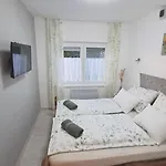 Borbala Vendeghaz 아파트 *